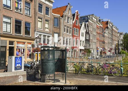 Amsterdam, Niederlande. August 2022. Ein originales öffentliches Urinal am Waagplein in Amsterdam Stockfoto