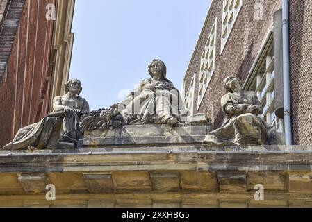 Amsterdam, Niederlande. August 2022. Die Skulpturen am Eingang zum Oudemanhuispoort in Amsterdam Stockfoto