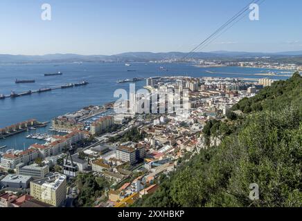 Blick auf die Stadt Gibraltar und die Seilbahn in der Nähe des Felsens von Gibraltar Stockfoto