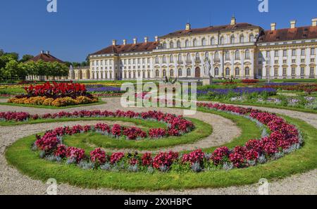 Gartenparterre mit Blumenbeeten vor dem Neuen Schloss in der Schlossanlage Schleissheim, Oberschleissheim bei München, Oberbayern, Bayern, G Stockfoto