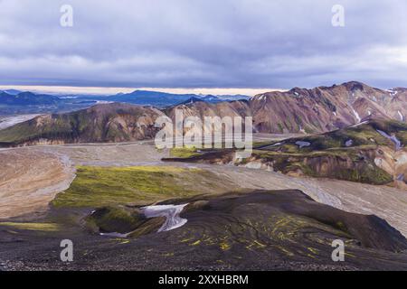 Berge und Hügel mit Schneeflocken in Landmannalaugar, Island, Europa Stockfoto