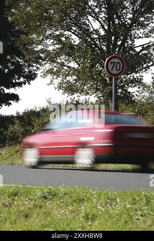 Geschwindigkeit vor einem Schild mit 70 km/h Stockfoto