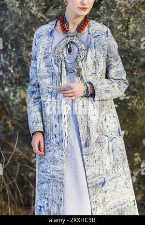 Junge Frau in Winter Park. Winter-Mode-Konzept Stockfoto