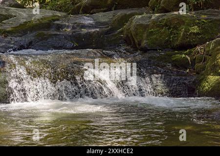 Kleiner Fluss und Wasserfall zwischen den Felsen der Itatiaia-Nationalpark in Penedo, Rio De Janeiro Stockfoto