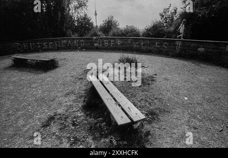 Deutschland, Berlin, 25. Juni 1991, Volkspark Friedrichshain, auf dem Großen Bunkerberg (Mont Klamott), Blick auf den Fernsehturm, Deutschland vor allem els Stockfoto