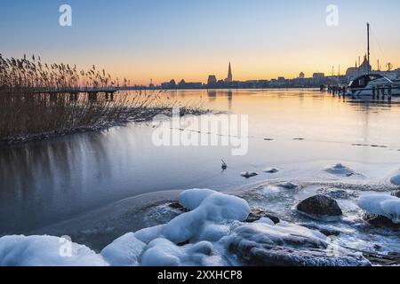 Blick über Warnow nach Rostock im Winter Stockfoto