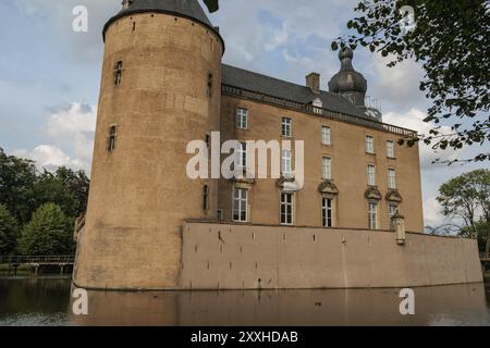 Eine imposante mittelalterliche Burg mit einem hohen Wachturm, der sich im benachbarten Graben Gemen, Münsterland, Deutschland, Europa spiegelt Stockfoto