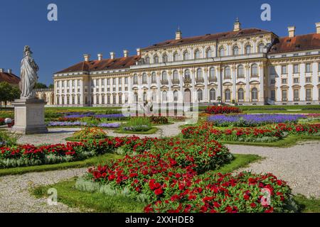 Gartenparterre mit Blumenbeeten vor dem Neuen Schloss in der Schlossanlage Schleissheim, Oberschleissheim bei München, Oberbayern, Bayern, G Stockfoto