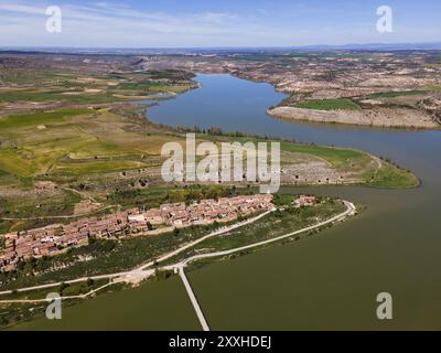 Ein weites Luftbild zeigt eine gewundene Flusslandschaft mit einem Dorf und grünen Hügeln, Luftsicht, Maderuelo, Rio Riaza, Fluss Riaza, Embalse de Linares Stockfoto