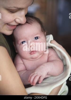 Einen Monat alten Jungen in den Armen ihrer Mutter. Nahaufnahme portrait Stockfoto