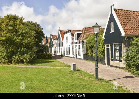 Oudeschild, Niederlande. August 2022. Die Fischerhütten von Oudeschild, einem Dorf auf der Insel Texel Stockfoto