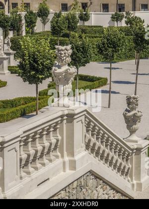 Steinterrasse mit Statuen und gepflegtem Garten an einem sonnigen Tag, bratislava, slowakei Stockfoto