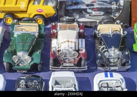 Alte Cabriolet-Spielzeugautos aus Metall auf einem Flohmarkt, Deutschland, Europa Stockfoto