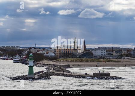 Pier an der Ostseeküste in Warnemünde Stockfoto