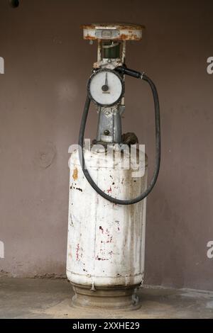 Baufällige Tankstelle auf einem stillgelegten Depot Stockfoto