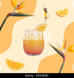 Kreative Collage mit Cocktail und tropischen Blumen auf farbigem Hintergrund. Stilvolles Kunstwerk Stockfoto
