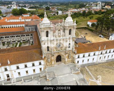 Das Bild zeigt ein historisches Kloster mit barocker Architektur in einer städtischen Landschaft, aus der Vogelperspektive, Mosteiro de Alcobaca Kloster, Alcobaca, Oeste Stockfoto