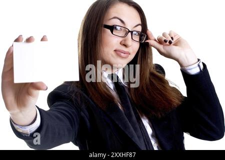 Junge Geschäftsfrau mit Visitenkarte auf weißem Hintergrund Stockfoto