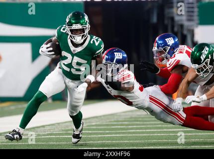 East Rutherford, Usa. August 2024. New York Jets Israel Abanikanda führt den Fußball in der ersten Halbzeit gegen die New York Giants in einem Vorsaisonspiel im MetLife Stadium in East Rutherford, New Jersey am Samstag, den 24. August 2024. Foto: John Angelillo/UPI Credit: UPI/Alamy Live News Stockfoto