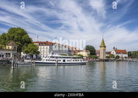 Hafen mit dem Schweizer Passagierschiff MS Zuerich, rechts Mang Tower, Lindau Island, Lindau am Bodensee, Schwaben, Deutschland, Europa Stockfoto