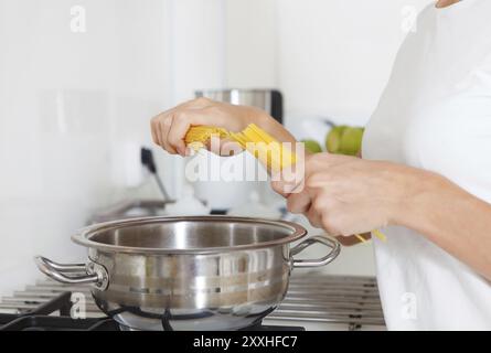 Junge Frau mit Spaghetti Kochen italienische Küche. Nahaufnahme Stockfoto