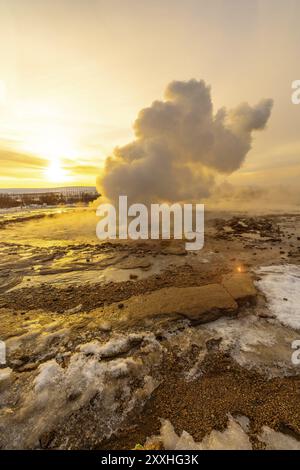 Strokkur Geysir Eruption bei Sonnenaufgang. Islands eisiger Winter ist sehr kalt Stockfoto