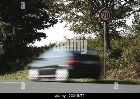 Geschwindigkeit vor einem Schild mit 70 km/h Stockfoto