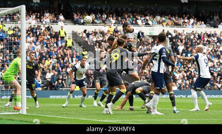 London, Großbritannien. August 2024. Cristian Romero von Tottenham Hotspur führt und erzielt seine Teams das 3. Tor. Premier League-Spiel Tottenham Hotspur gegen Everton im Tottenham Hotspur Stadium in London am Samstag, den 24. August 2024. Dieses Bild darf nur für redaktionelle Zwecke verwendet werden. Foto nur für redaktionelle Verwendung von Sandra Mailer/Andrew Orchard Sportfotografie/Alamy Live News Credit: Andrew Orchard Sportfotografie/Alamy Live News Stockfoto