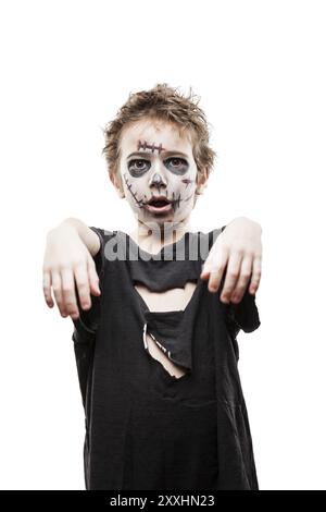 Halloween oder Horror-Konzept, schreiender toter Zombie-Junge, der Hand weiß isoliert erreicht Stockfoto