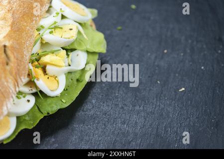 In Scheiben geschnittene Eier auf einer Schieferplatte (Nahaufnahme, selektiver Fokus) Stockfoto