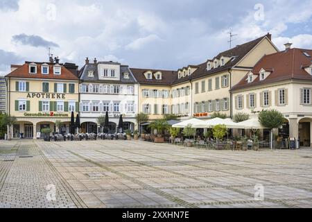 Arkadenhäuser, Wohn- und Geschäftshäuser umgeben den barocken Marktplatz in Ludwigsburg, Baden-Württemberg, Deutschland, Europa Stockfoto