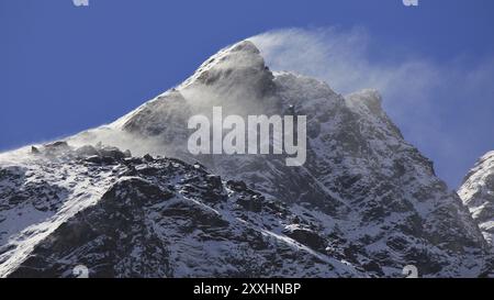 Szene im Langtang-Tal Nepal. Wind weht Schnee über Berggipfel Stockfoto