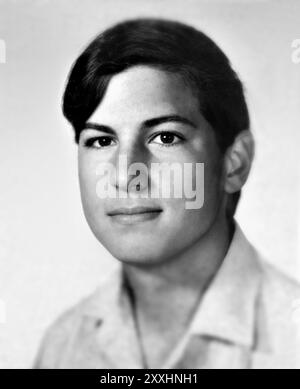 1970 c., USA : The Celebred STEVE JOBS ( Steven Paul , 1955 - 2011 ) als junger Mann im Alter von 15 Jahren aus dem JAHRBUCH DER HIGHSCHOOL . Unbekannter Fotograf. Amerikanischer Geschäftsmagnat , Industriedesigner , Investor und Medieninhaber Gründer der Firma APPLE . Unbekannter Fotograf.- INFORMATICA - INFORMATICO - INFORMATIK - COMPUTERTECHNIK - INVENTORE - ERFINDER - GESCHICHTE - Foto STORICHE - personalità da giovani da giovane - Persönlichkeit Persönlichkeiten als jung - TEENAGER - RAGAZZO -- ARCHIVIO GBB Stockfoto