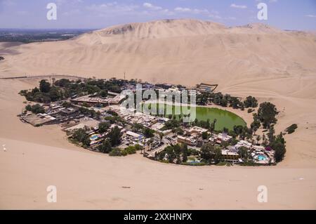 Hucachina Oase und Sanddünen in der Nähe von Ica, Peru, Südamerika Stockfoto