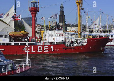 Europa, Deutschland, Hamburg, Elbe, Blick über die Elbe zu den St. Pauli Landungsbrücken, St. Pauli Skyline, historisches Leuchtschiff Elbe 1, Bürgermeister O'Swald II Stockfoto