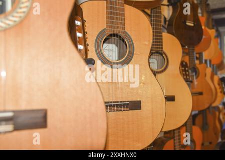 Amsterdam, Niederlande. August 2022. Gitarren in einem Musikgeschäft ausgestellt Stockfoto