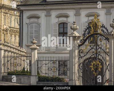 Detail eines historischen Gebäudes mit verziertem Tor und Fenstern in einer städtischen Umgebung, bratislava, slowakei Stockfoto