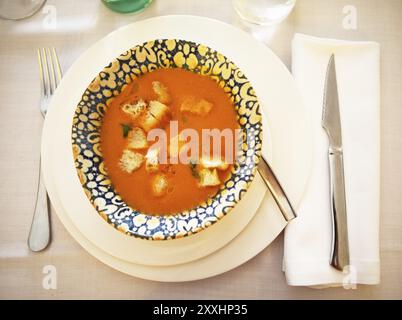 Gazpacho oder Gaspacho, kalte Suppe aus ungekochtem Gemüse, traditionelles Gericht in Kastilien und Leon, Spanien, Europa Stockfoto