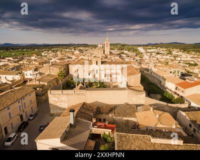 Iglesia parroquial gotica de Santa Maria de Sineu y Palacio de los Reyes de Mallorca, siglo XIV, Sineu, Mancomunidad del Pla, Mallorca, balearen isla Stockfoto