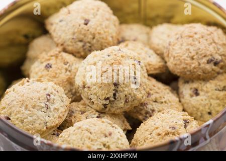 Kokosmakronen in einer Blechdose Stockfoto