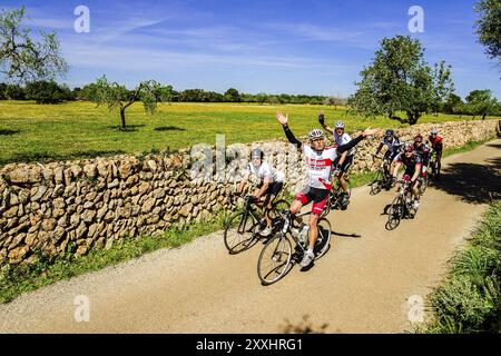 Ciclistas een el Camino de Cala Pi, llucmajor, mallorca, Islas baleares, espana, Europa Stockfoto