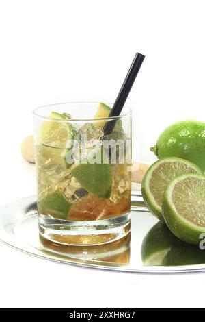 Caipirinha auf einem Tablett mit frischen Limetten Stockfoto