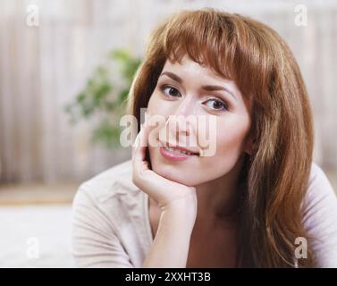 Porträt der glückliche junge Frau indoor hautnah Stockfoto