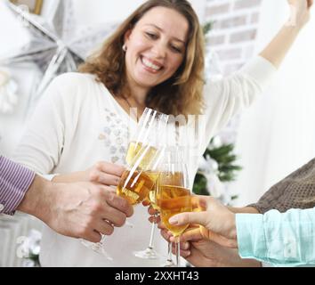 Weihnachten oder Silvester feiern. Menschen halten Gläser Champagner macht einen Toast mit dem Weihnachtsbaum Stockfoto