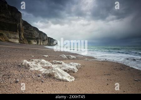 Atlantikstrand und Klippen, Etretat, Normandie, Frankreich, Europa Stockfoto