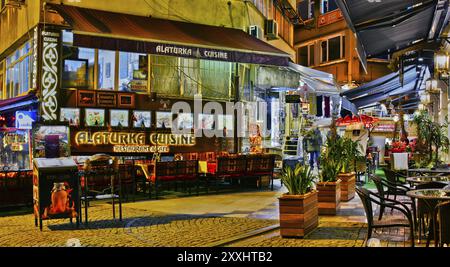 ISTANBUL, TÜRKEI, 24. April 2017: Restaurants sind eine großartige touristische Attraktion und ein wichtiger Teil des Nachtlebens in der Nachbarschaft von Sultan Ahmed Mo Stockfoto