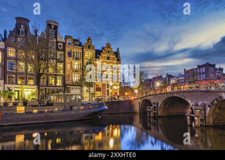 Amsterdam Niederlande, Nacht City Skyline von niederländischen Haus am Kanal Waterfront Stockfoto