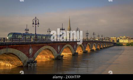 Straßenbahn überfahren der Pont de Pierre überspannt den Fluss Garonne in Bordeaux Stockfoto