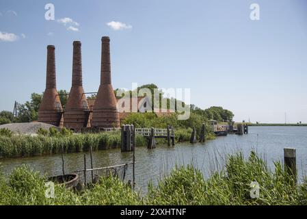 Enkhuizen, Niederlande. Juni 2022. Die Schornsteine der Steinöfen von Enkhuizen Stockfoto