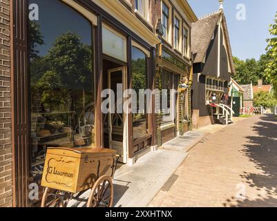 Enkhuizen, Niederlande. Altmodische Transportmittel aus dem letzten Jahrhundert im Zuiderzee Museum in Enkhuizen Stockfoto